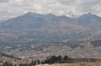 A cidade de Huaraz, no Peru, vista do alto da Cordillera Negra